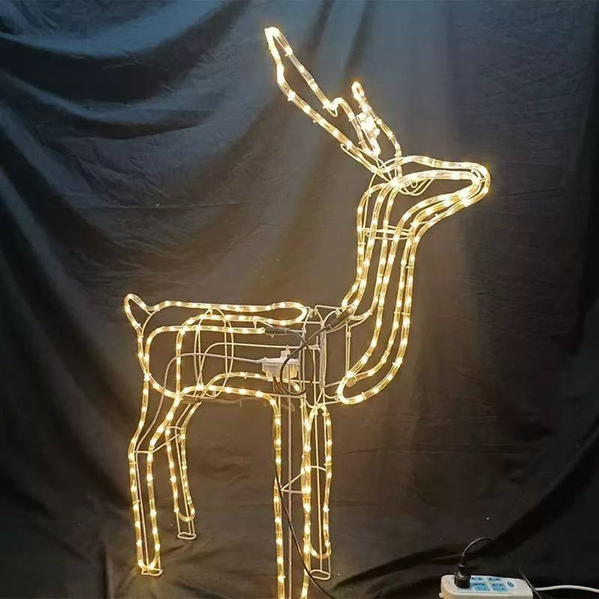 Svjetleći 3D jelen od LED cijevi