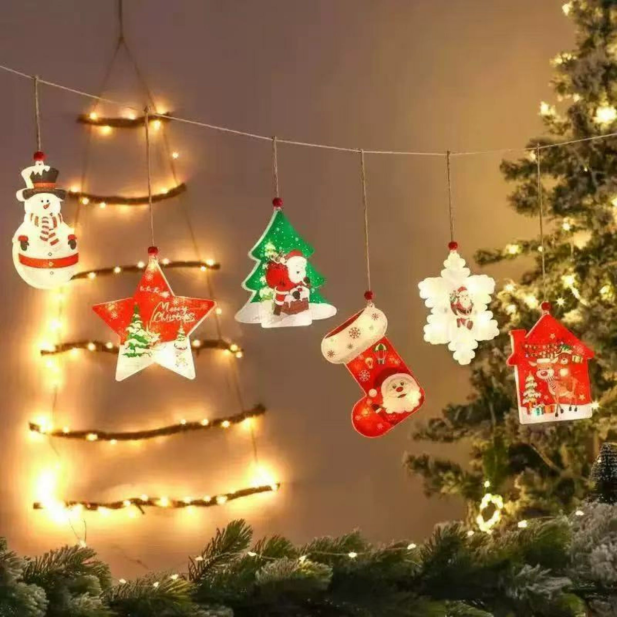 LED lampice s visećim božićnim figuricama