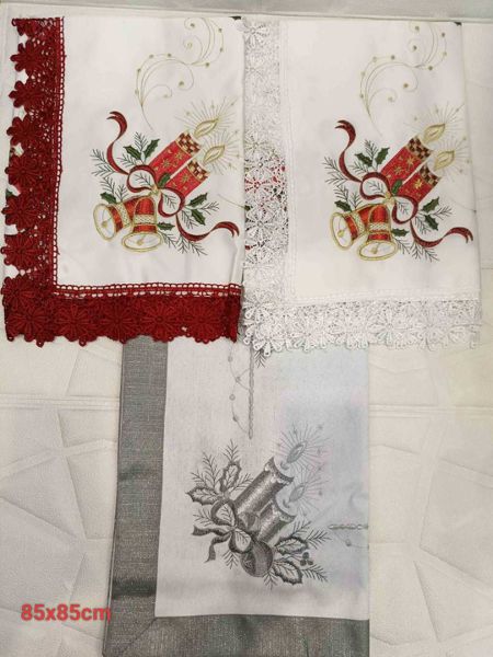 Vezeni božićni stolnjak 85 × 85 cm – model 3