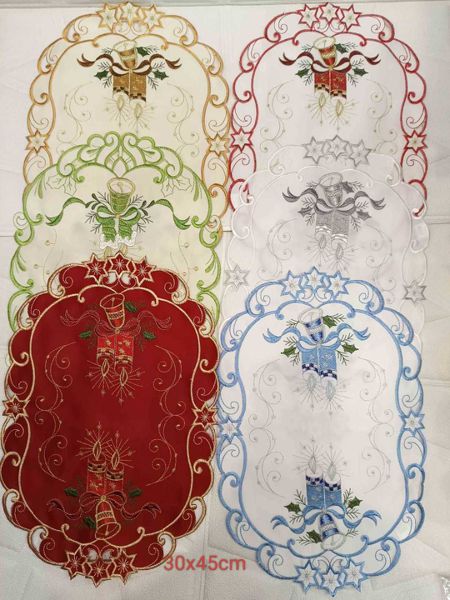 Vezeni božićni podmetač 30 × 45 cm – model 4