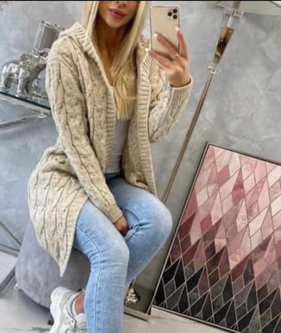 Pletena vesta s kapuljačom na vezanje