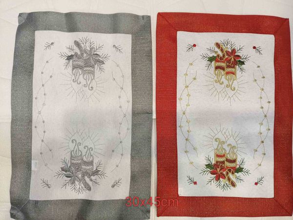 Vezeni božićni podmetač 30 × 45 cm – model 2